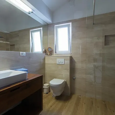 Maggie Apartment Split